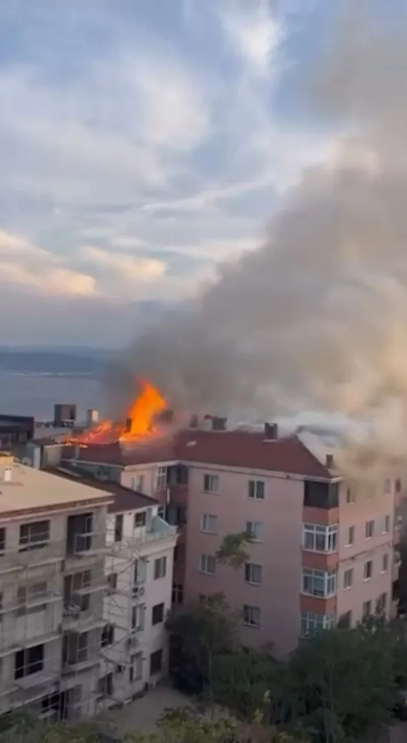 Darıca'da akşam saatlerinde korkutan yangın: Çatı alevlere teslim oldu