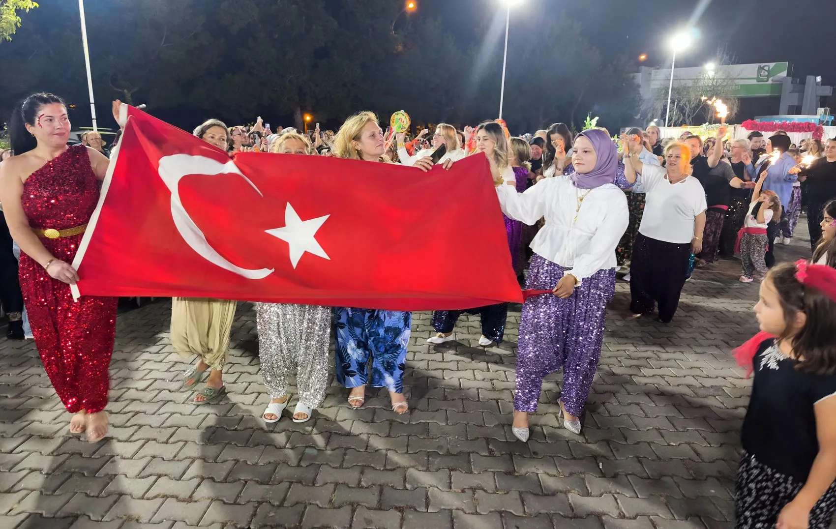 Keşan'da sandıklar açıldı: Binlerce kadın şalvarlarıyla meydanı doldurdu