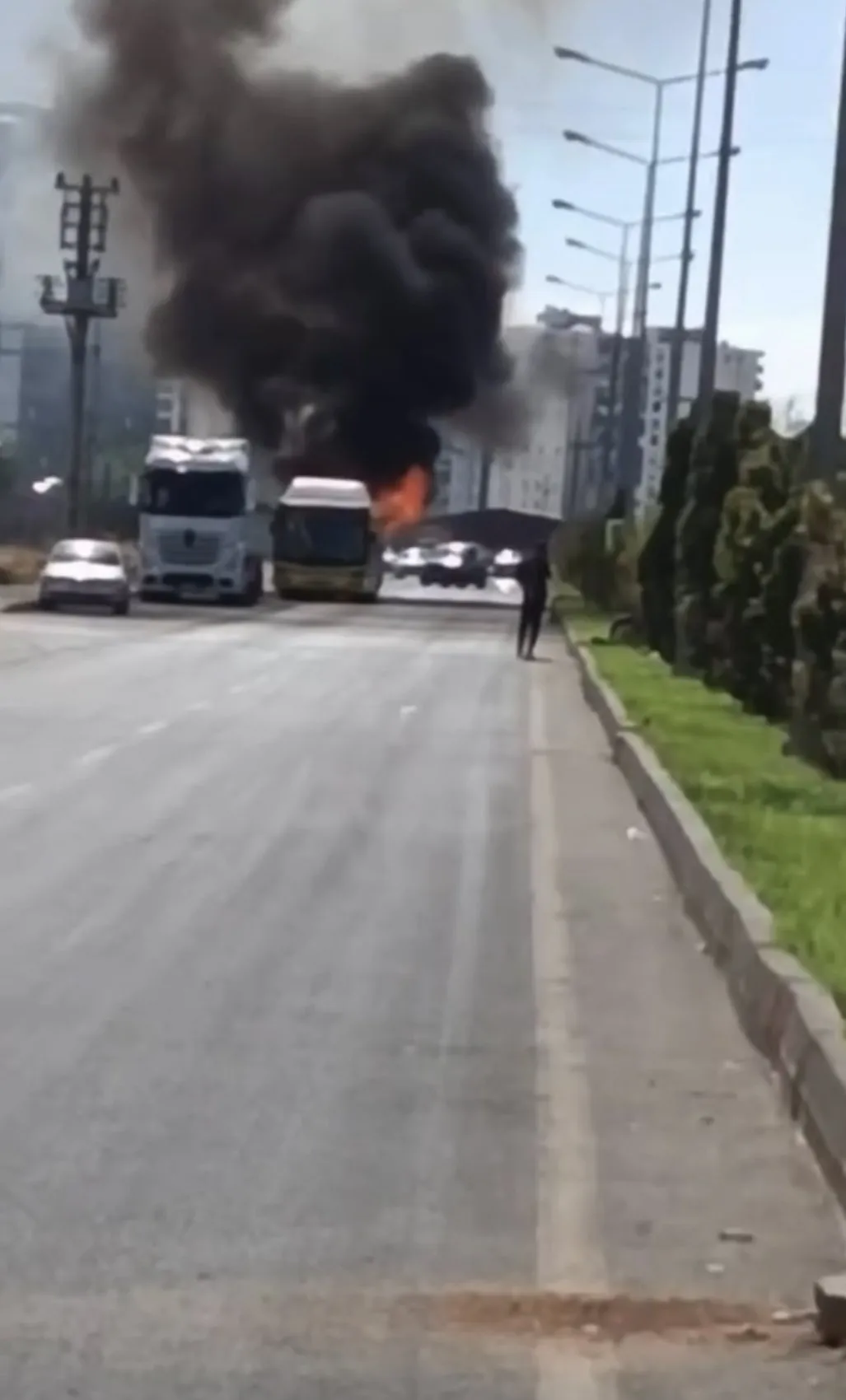 Diyarbakır'da korku dolu anlar: Yolcu otobüsü alevlere teslim oldu