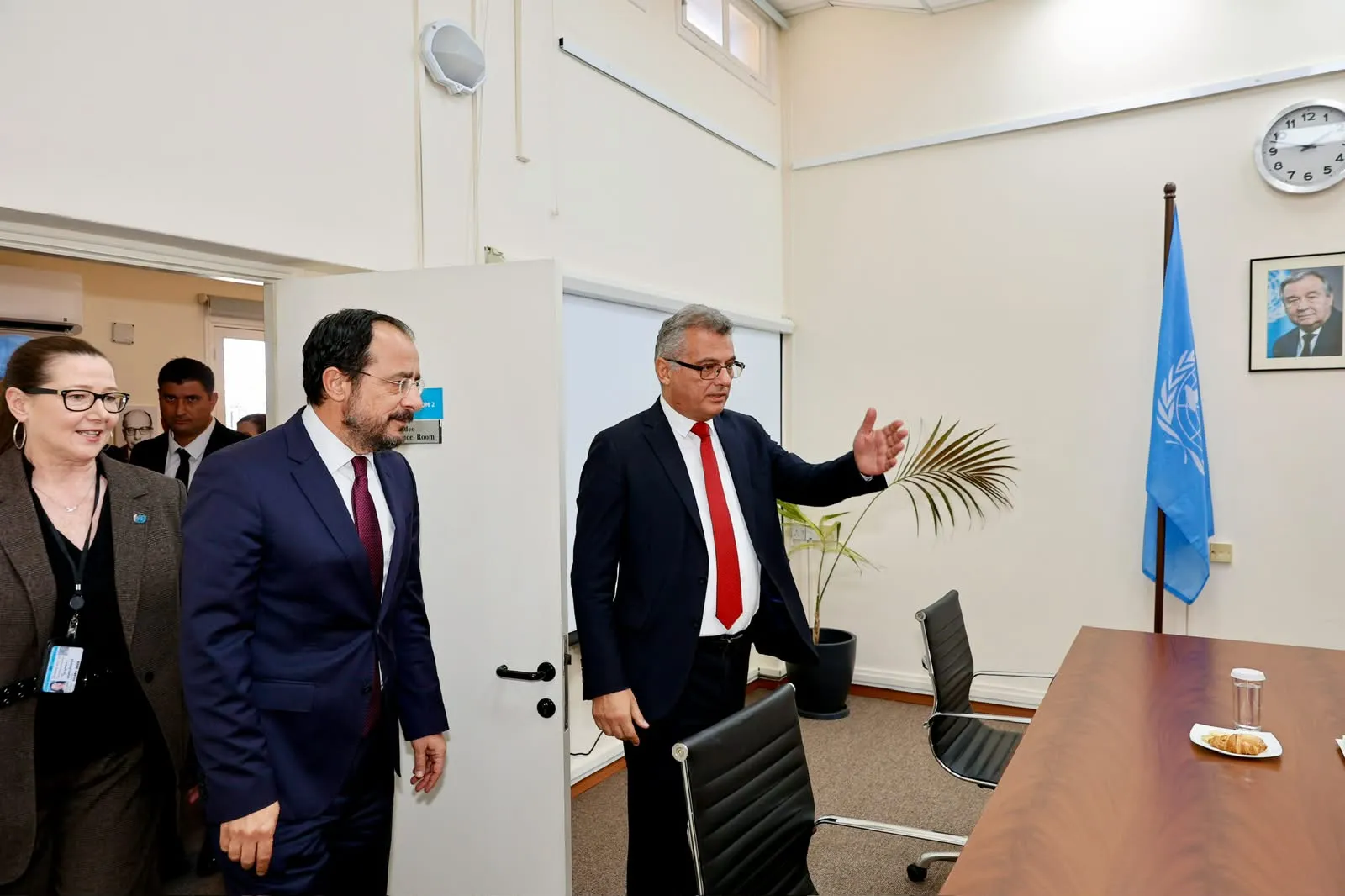 Kıbrıs'ta Kritik Zirve: Liderler Ara Bölgede Masaya Oturdu