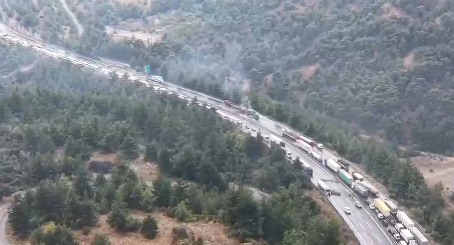 Mersin otoyolunda korku dolu anlar: Alev topuna dönen TIR trafiği felç etti