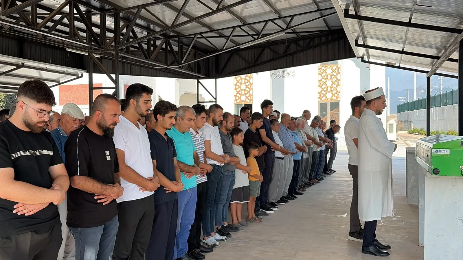 Osmaniye'de yürek yakan veda: Boşanma aşamasındaki eşi tarafından katledilen Emine Çil toprağa verildi