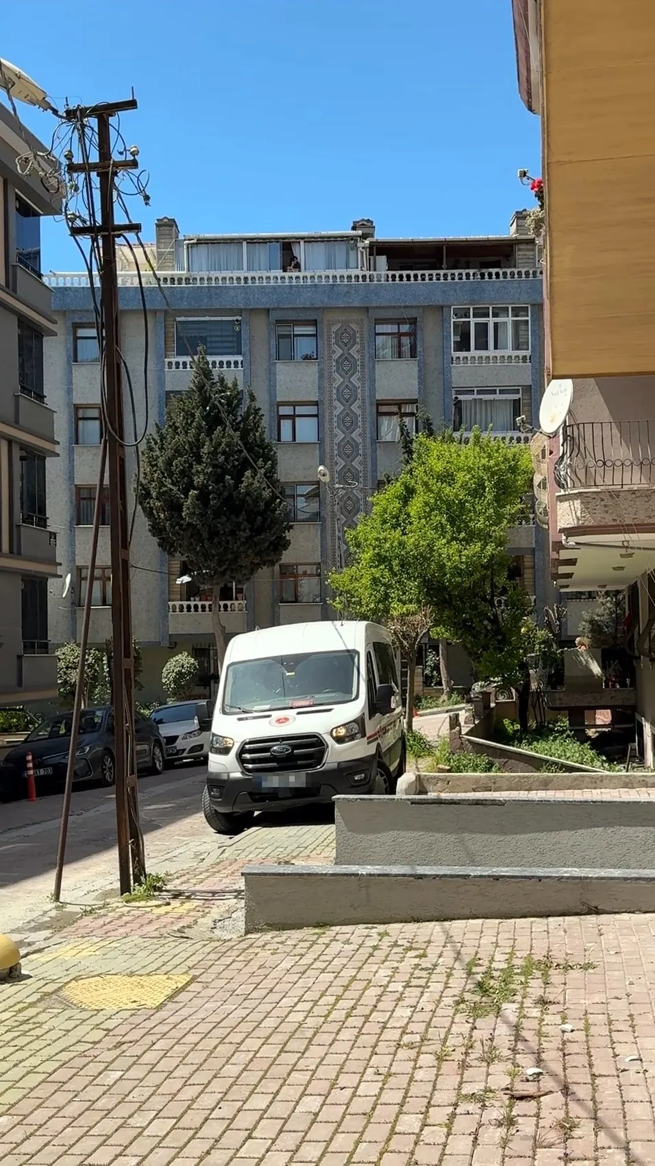 Avcılar'da garajı işgal eden elektrik direği: İki yıldır çözülemeyen sorunla depo oldu