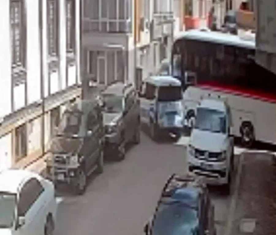 Edirne'de korkutan çarpışma: Güvenlik kamerası o anları saniye saniye kaydetti
