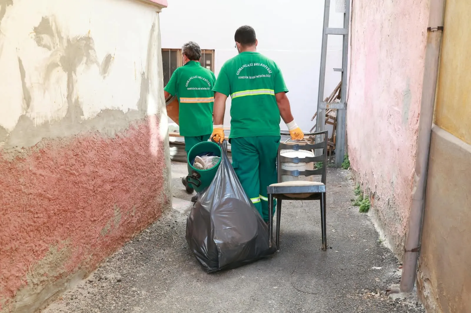 Tahtakale'de çöp ev operasyonu: Mahalleliyi canından bezdiren koku son buldu