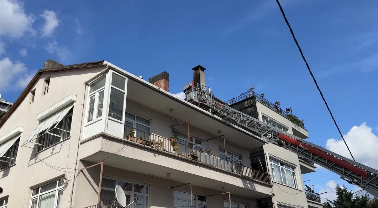 Sarıyer'de korkutan çatı yangını: Park halindeki araç hurdaya döndü