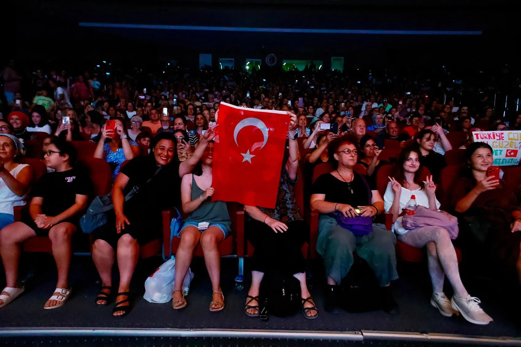 Çanakkale'de Uzak Doğu Rüzgarı: Koreli Grup HoonDoo Türkçe Şarkılarla Büyüledi