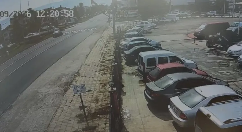 Düzce'de dehşet anları: Güvenlik kamerasına yansıyan çarpışma üç kişiyi hastanelik etti