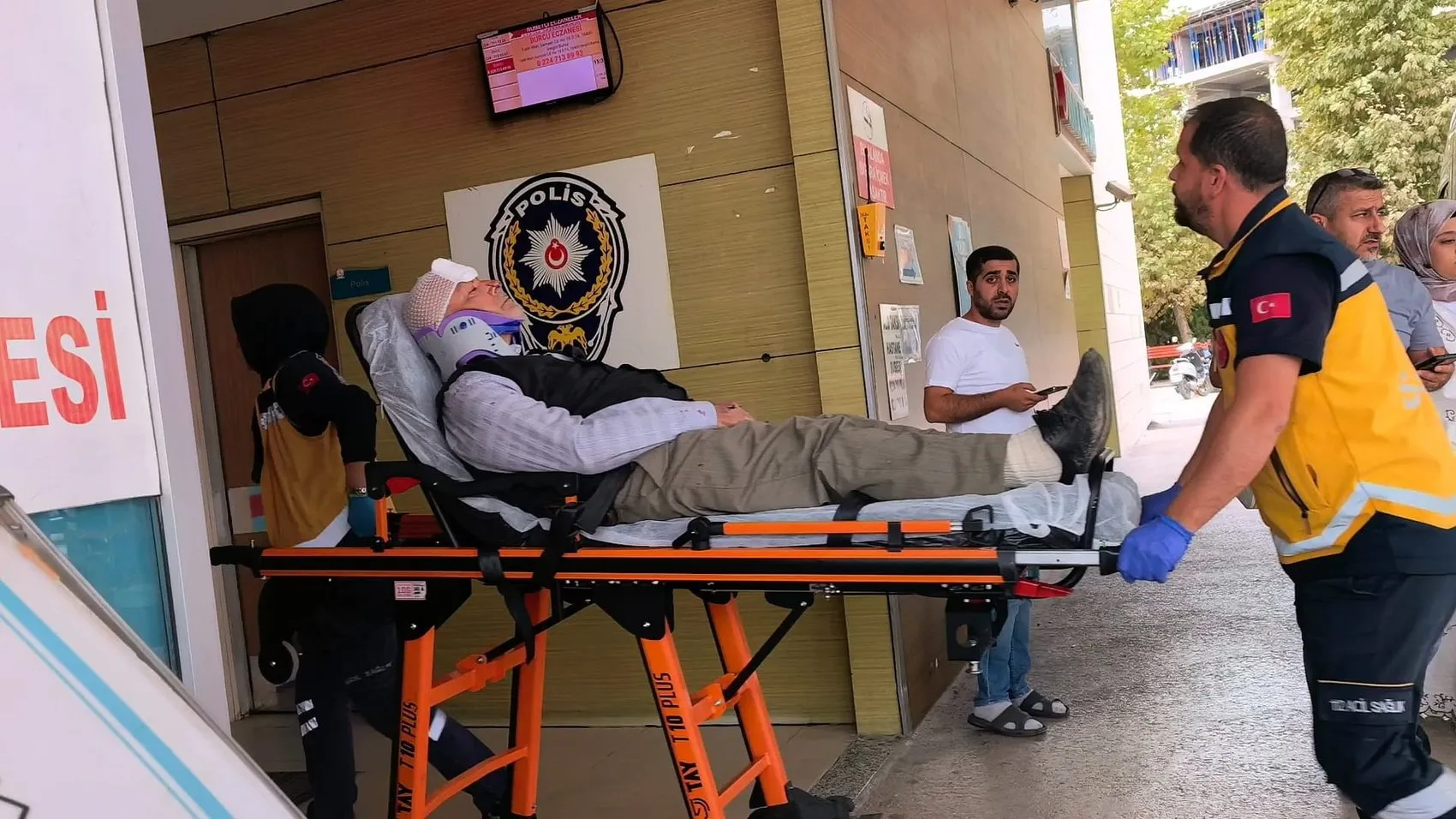 İnegöl yolunda korkutan kaza: Yaşlı çiftin otomobili şarampole yuvarlandı