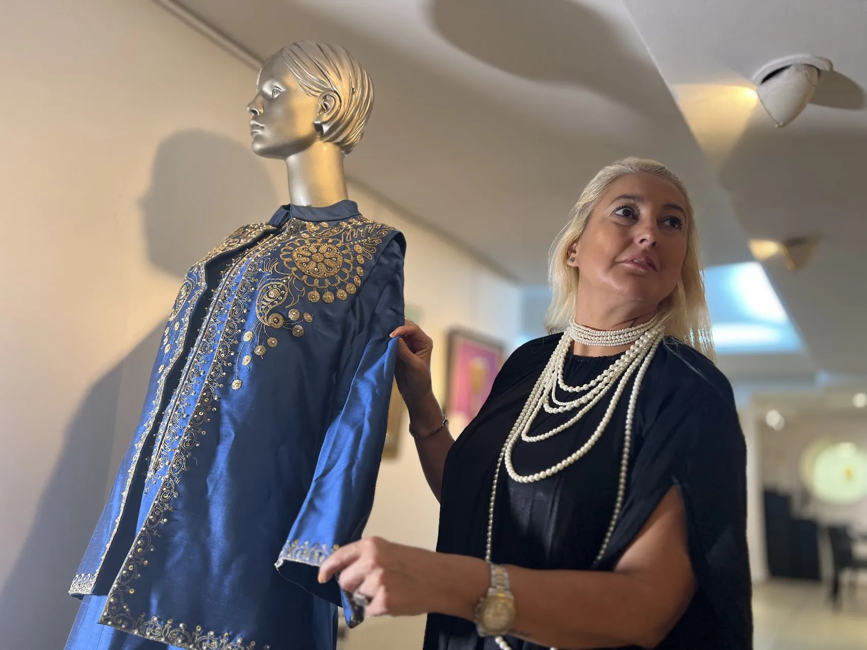 Sandıktan çıkan 60 yıllık hatıralar: Bir ailenin moda mirası sanat galerilerinde hayat buluyor