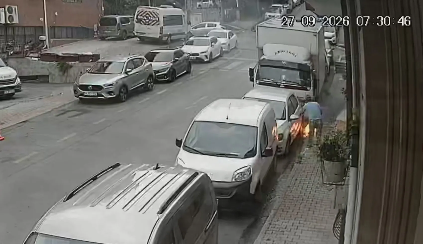 Saniyelerle gelen kurtuluş: Kağıthane'de patlama anı kamerada