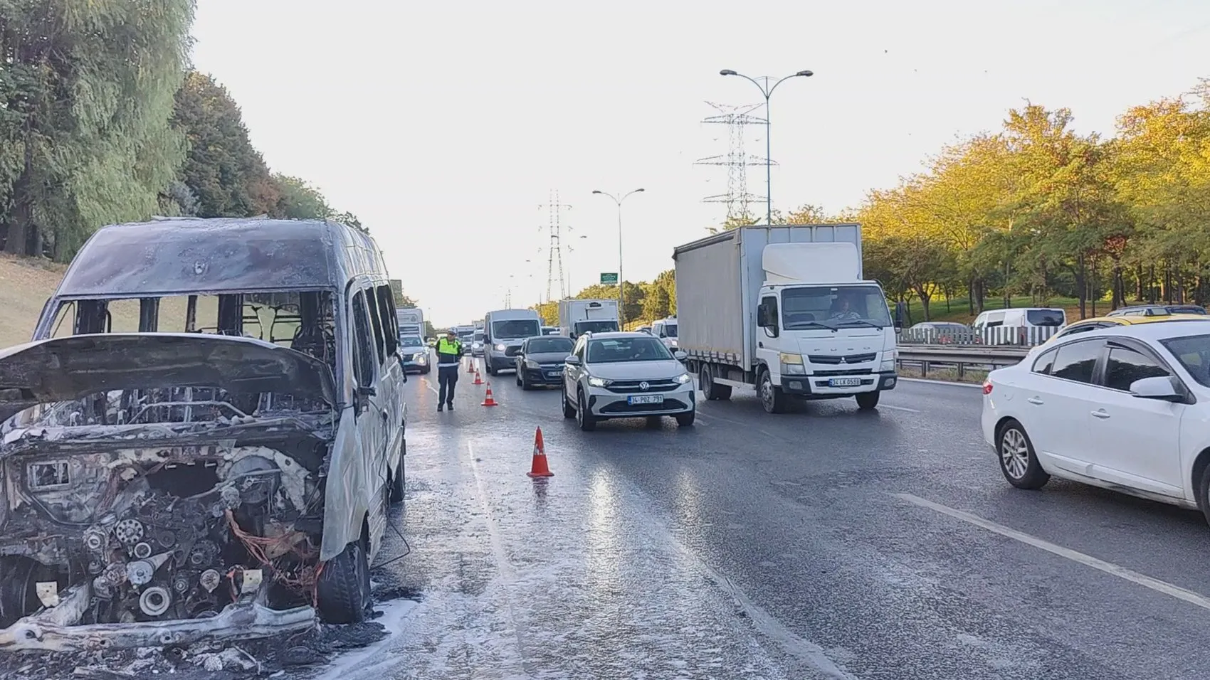 Sabah trafiğinde korku dolu anlar: Servis minibüsü küle döndü