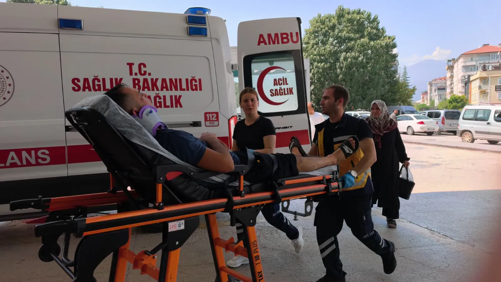 İnegöl'de dehşet anları: Kontrolden çıkan otomobil karşı şeride uçtu
