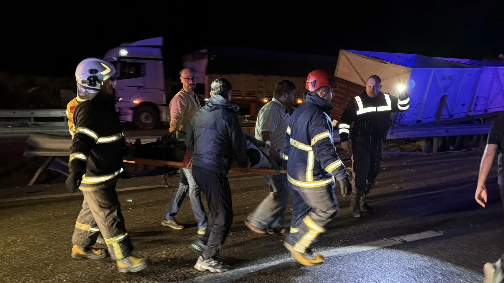 Kütahya'da korkutan kaza: Bariyerleri aşan dev TIR karşı şeride uçtu