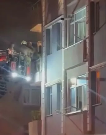 Zeytinburnu'nda geceyi aydınlatan alevler: Beş kişi hastanelik oldu