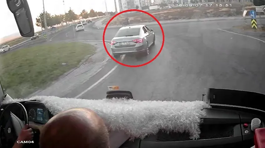 Diyarbakır'da dehşet anları: Kaldırımda yürüyen anne ve iki çocuğuna otomobil çarptı