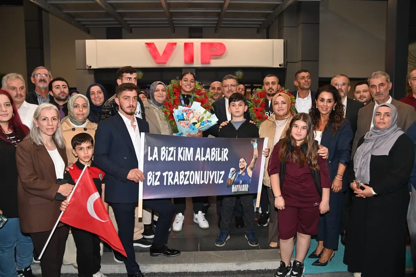 Ringin altın kızı Trabzon'a döndü: Avrupa şampiyonu Havvanur Kethüda'ya görkemli karşılama