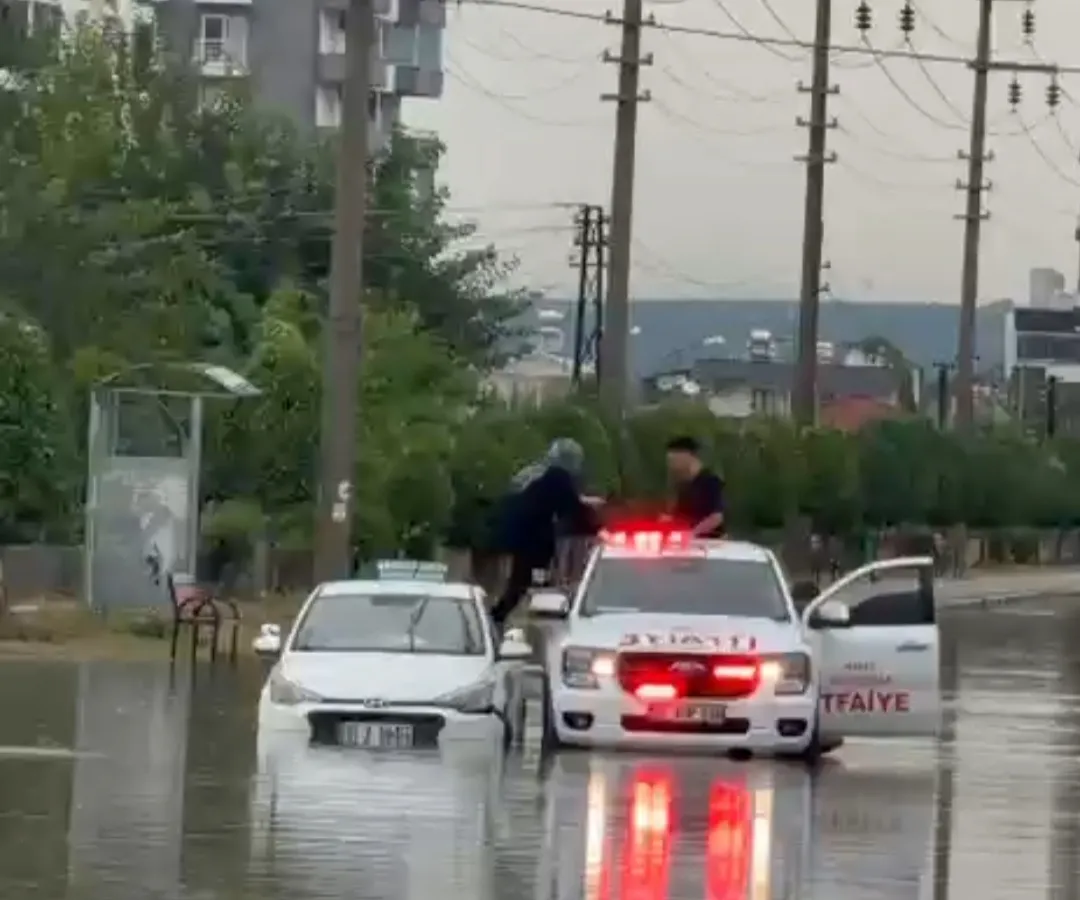 Dörtyol'da kabus dolu anlar: Sular altında kalan araçlardan son anda kurtarıldılar
