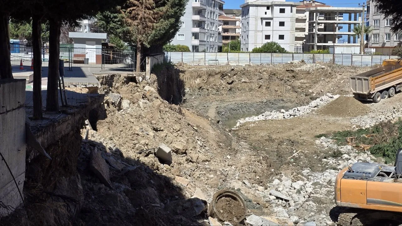 Mudanya'da gece yarısı korkutan çökme: Okul bahçesi inşaat alanına dönüştü