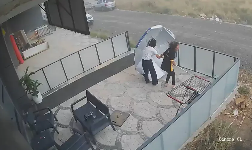 Aksaray'da şemsiye ile imtihan: Rüzgara karşı verdikleri mücadele kamerada