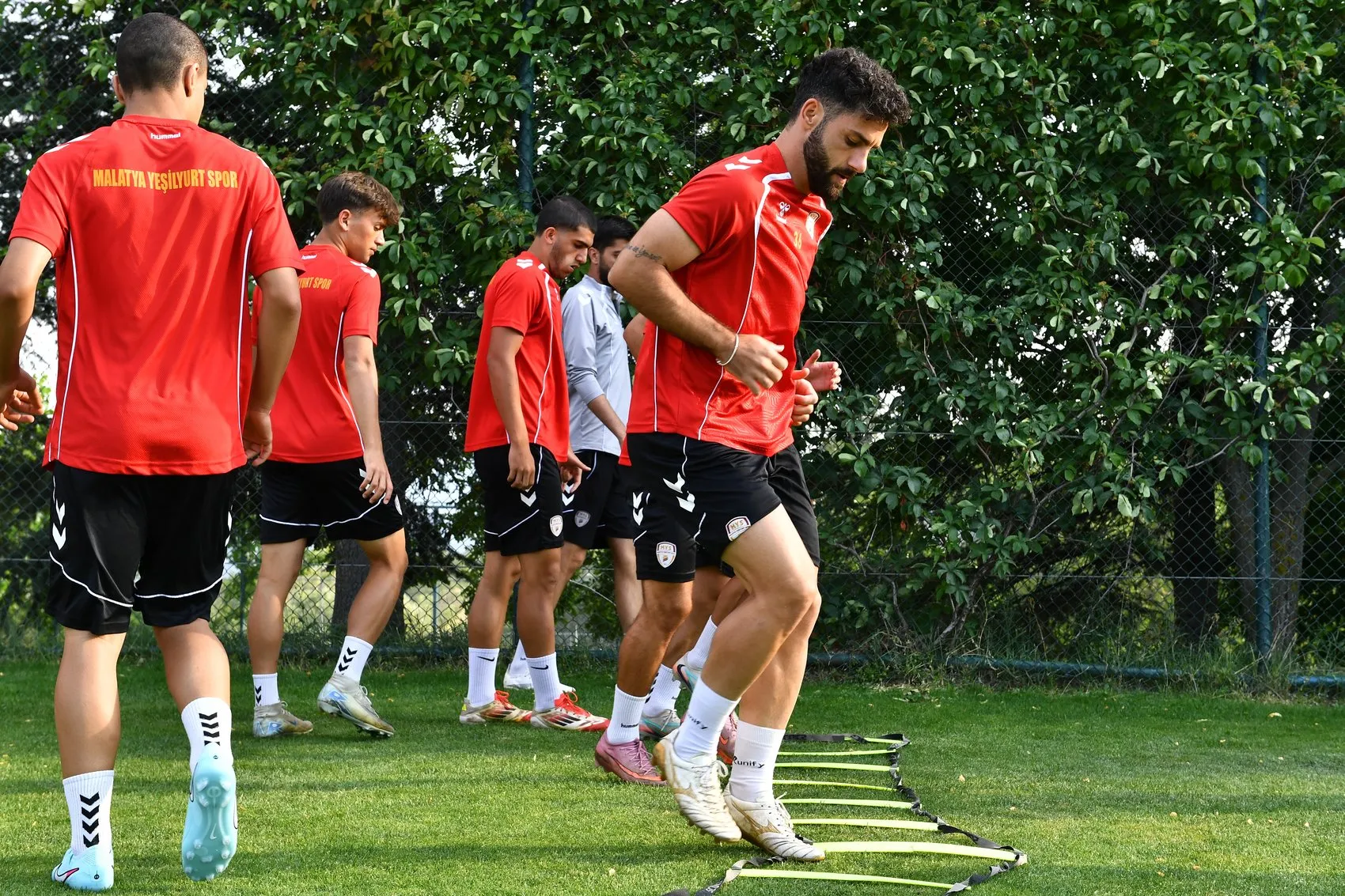 Malatya'nın Futbol Sahalarındaki Tek Umudu: Yeşilyurtspor Omuzlarındaki Yükle Şampiyonluğa Koşuyor