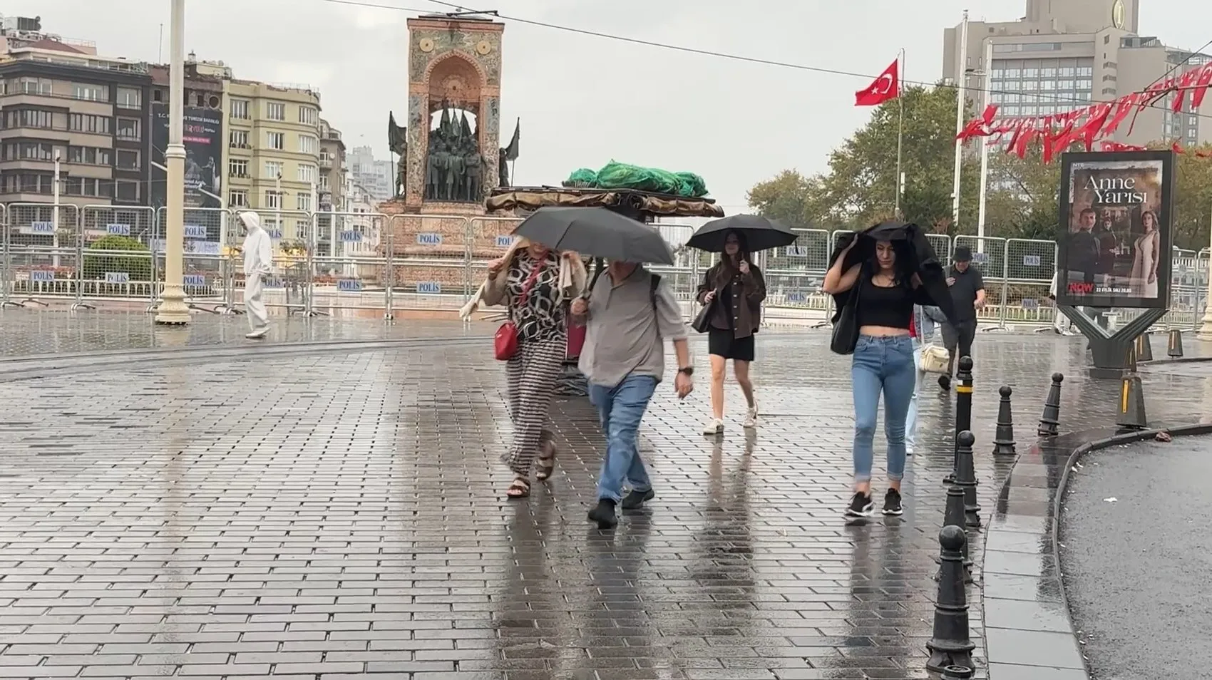 İstanbul'da mevsim geçişi sert yaşandı: Şemsiyeler açıldı, montlar dolaptan çıktı