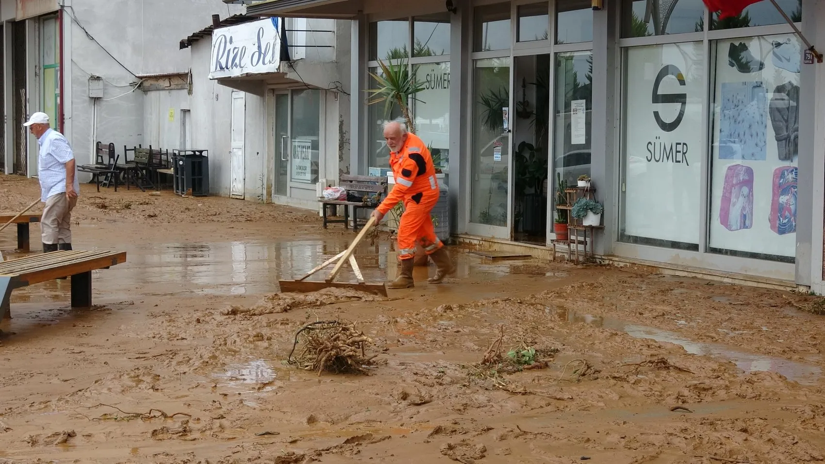 Rize'de kabusu yaşayan esnaf ve vatandaşlar anlattı: Belimize kadar suyun içindeydik
