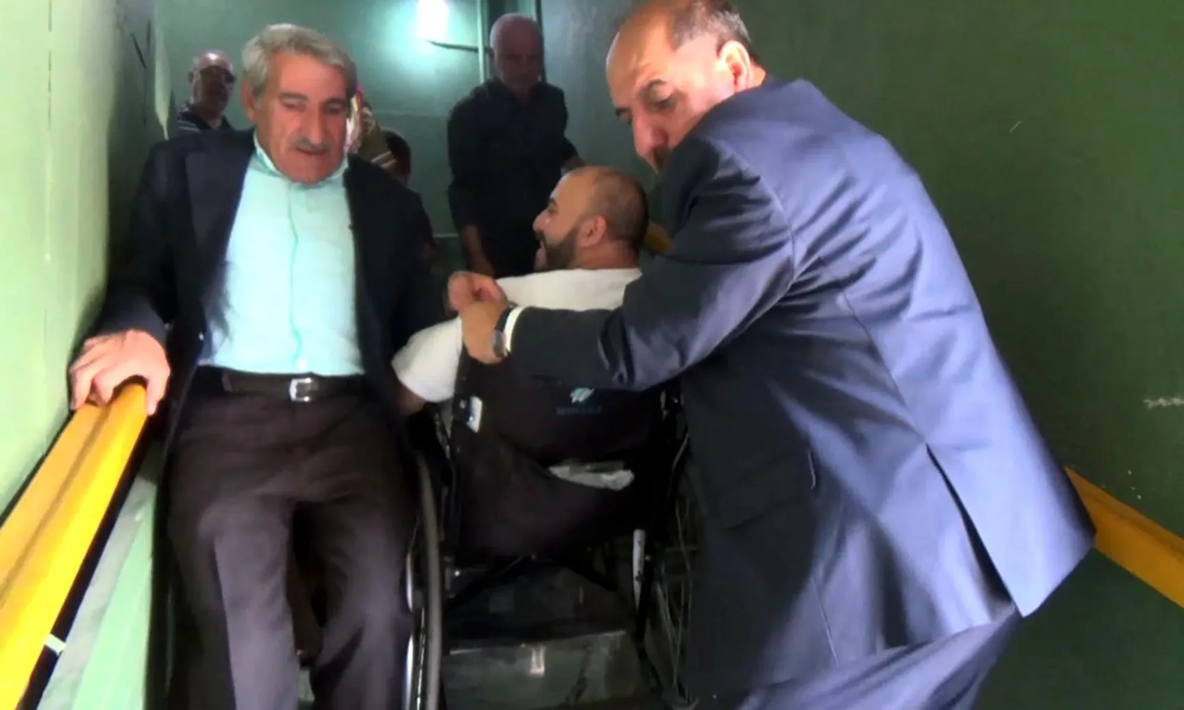 Erzurum'da engelleri aşmak için önce merdivenleri aşmaları gerekiyor