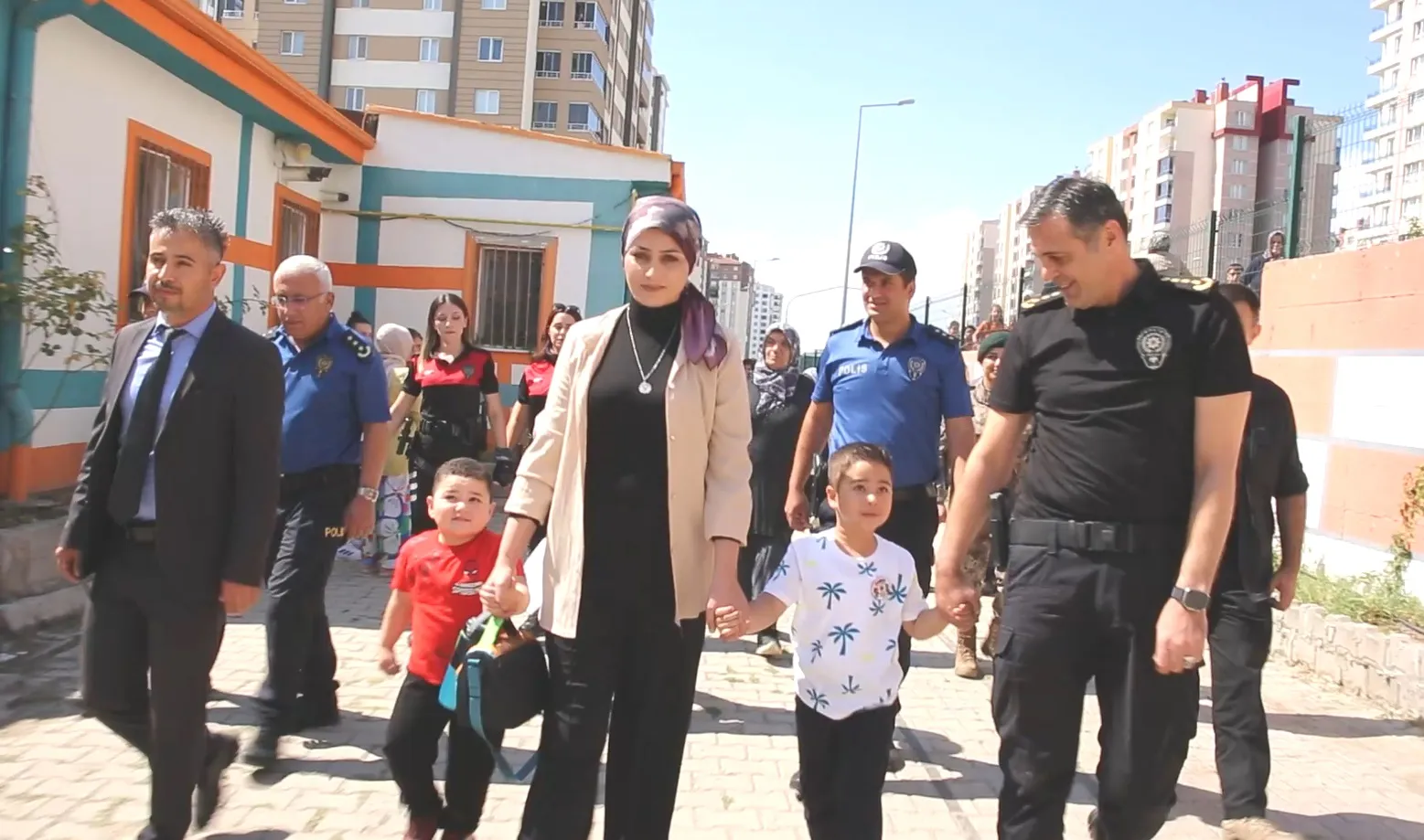 Minik Çınar'ın ilk okul günü: Emniyet Müdürü Aydın şehit emanetini yalnız bırakmadı