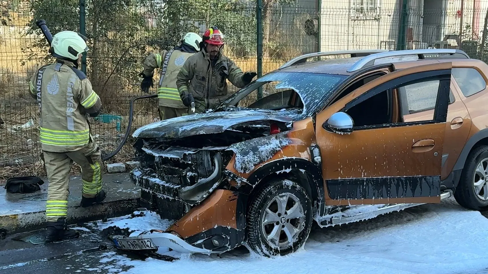 Avcılar'da alevlerin ortasında kalan sürücüye polis ve tankerden hayat kurtaran müdahale