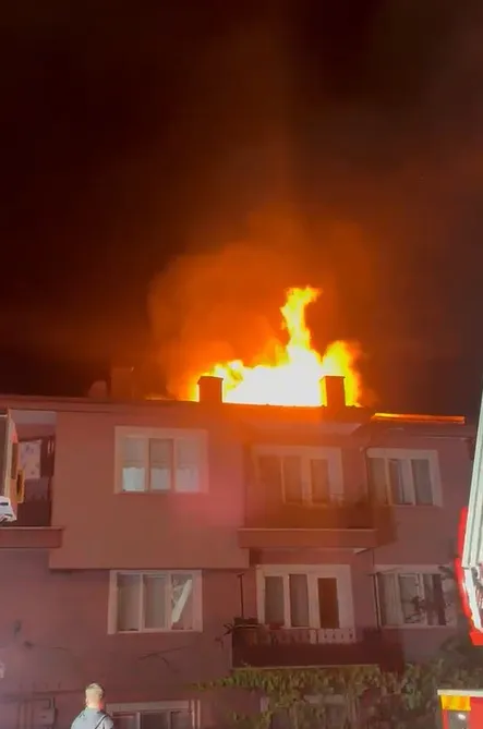 Bolu'da geceyi aydınlatan korku dolu anlar: Çatı katı küle döndü