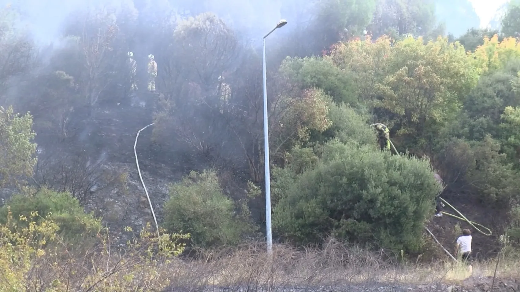 Maltepe'de korkutan yangın: Alevler kışla sınırına dayandı