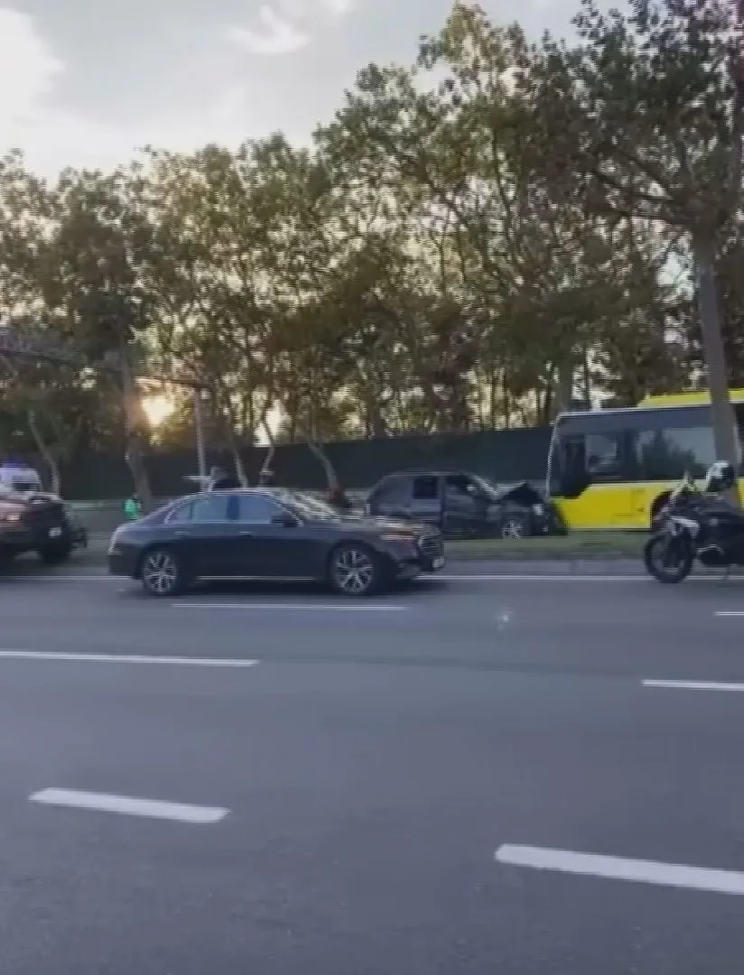 Maslak trafiğinde korku dolu anlar: Kontrolden çıkan cip İETT otobüsüne çarptı
