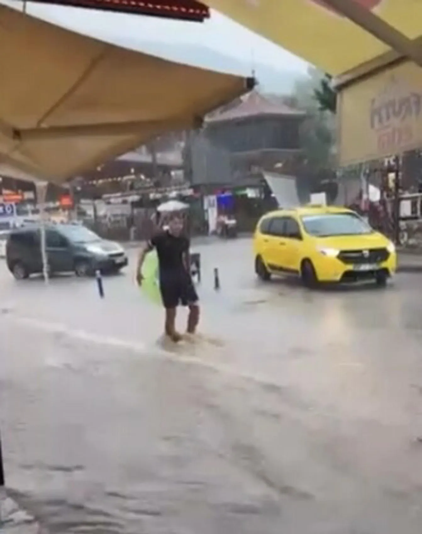 Fethiye'de sağanak yağış eğlenceye dönüştü: Sokakları deniz sanıp şişme yatakla yüzdüler