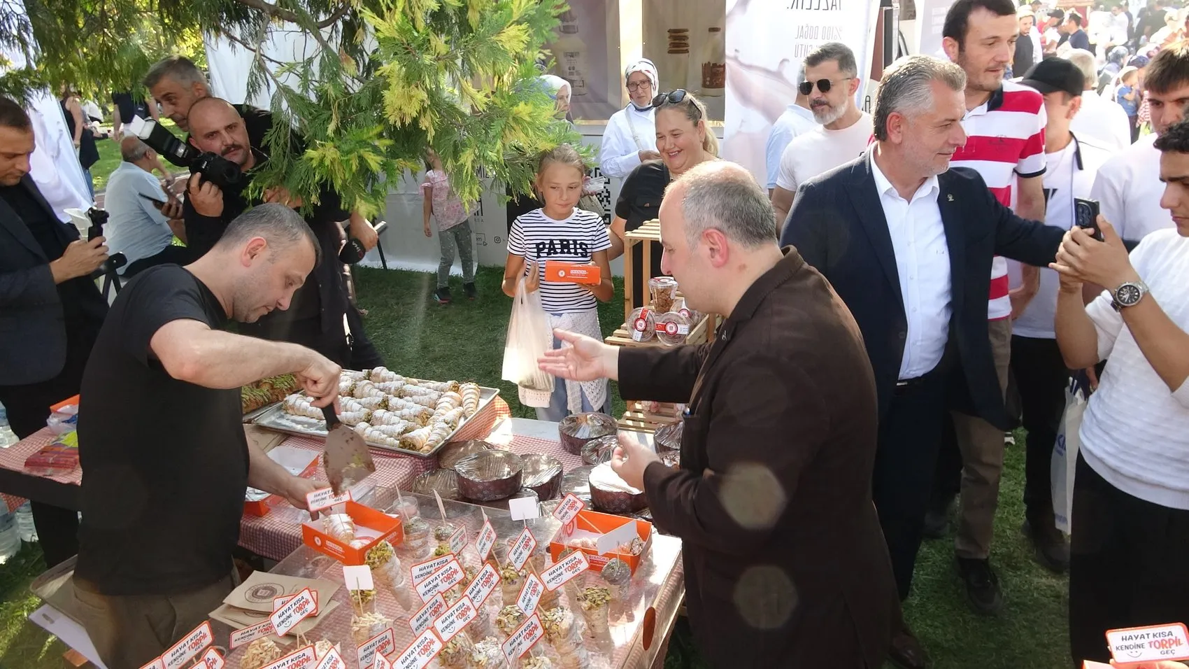 Börek ikramı üzerinden Özgür Özel'e sert tepki: Vatandaşa karşı takınılan tavır kabul edilemez