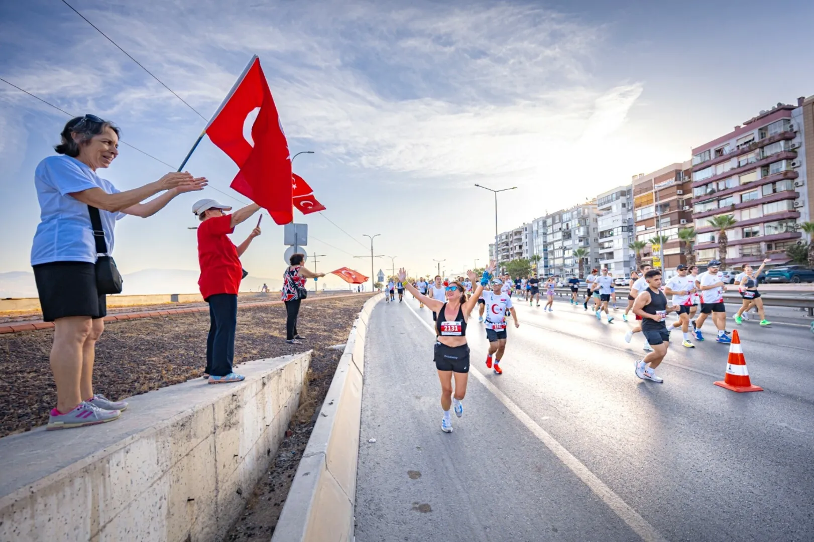 İzmir'in Kurtuluş Coşkusu Rekorla Taçlandı: Cumhuriyet Meydanı'nda Binlerce Adım