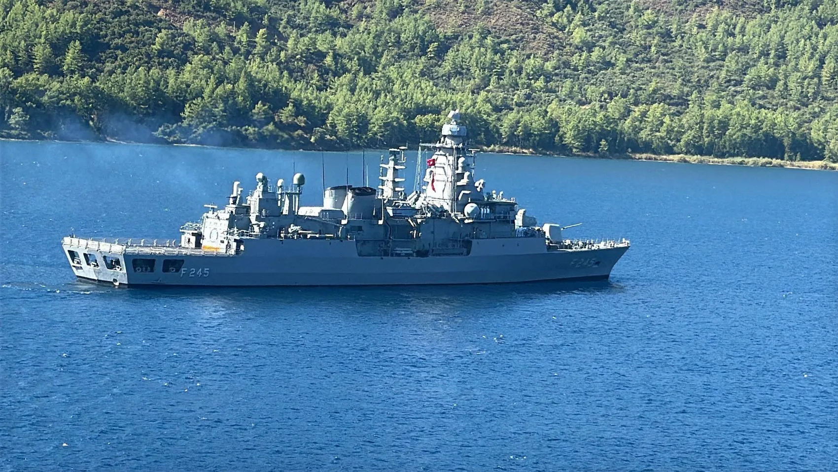 Mavi Vatan'da tarihi an: TCG Anadolu'dan ilk kez dikey kalkış yapıldı