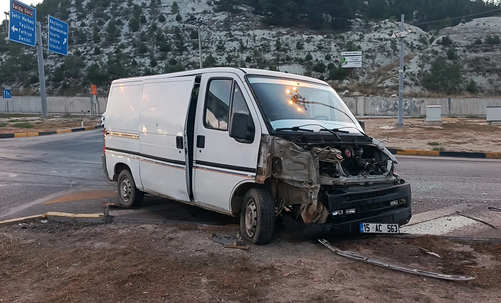 Burdur'da sabahın ilk ışıklarında korkunç kaza: Tarım işçilerini taşıyan araçlar çarpıştı