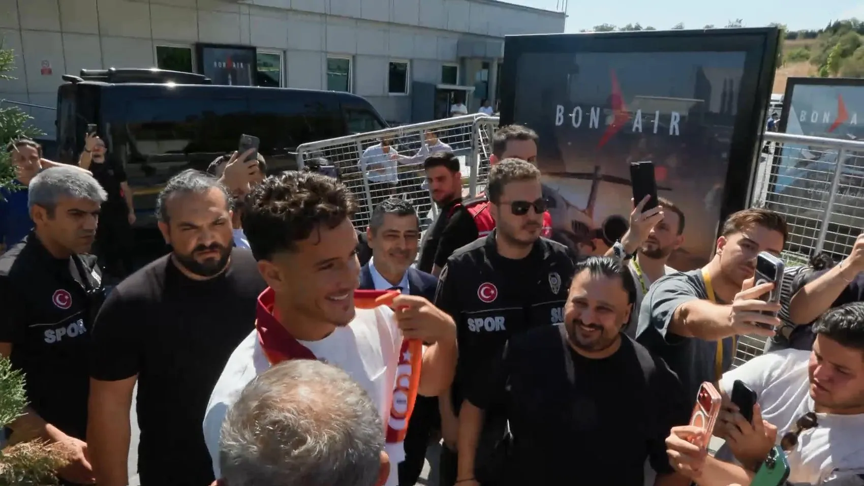 Galatasaray'ın yeni golcüsü İstanbul'a ayak bastı: Taraftarlarla ilk buluşma gerçekleşti