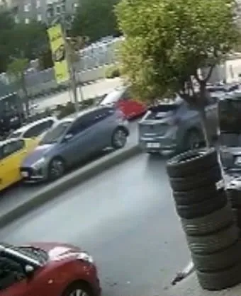 Güngören'de korku dolu anlar: Kontrolden çıkan otomobil takla atarak durabildi