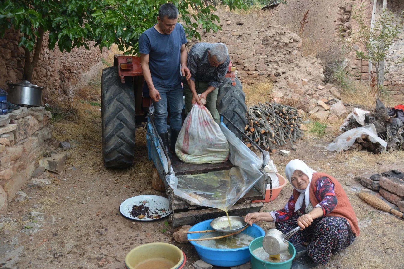 Manisa'da asırlık gelenek: Şekerin olmadığı yılların şifa kaynağı pekmez imeceyle üretiliyor