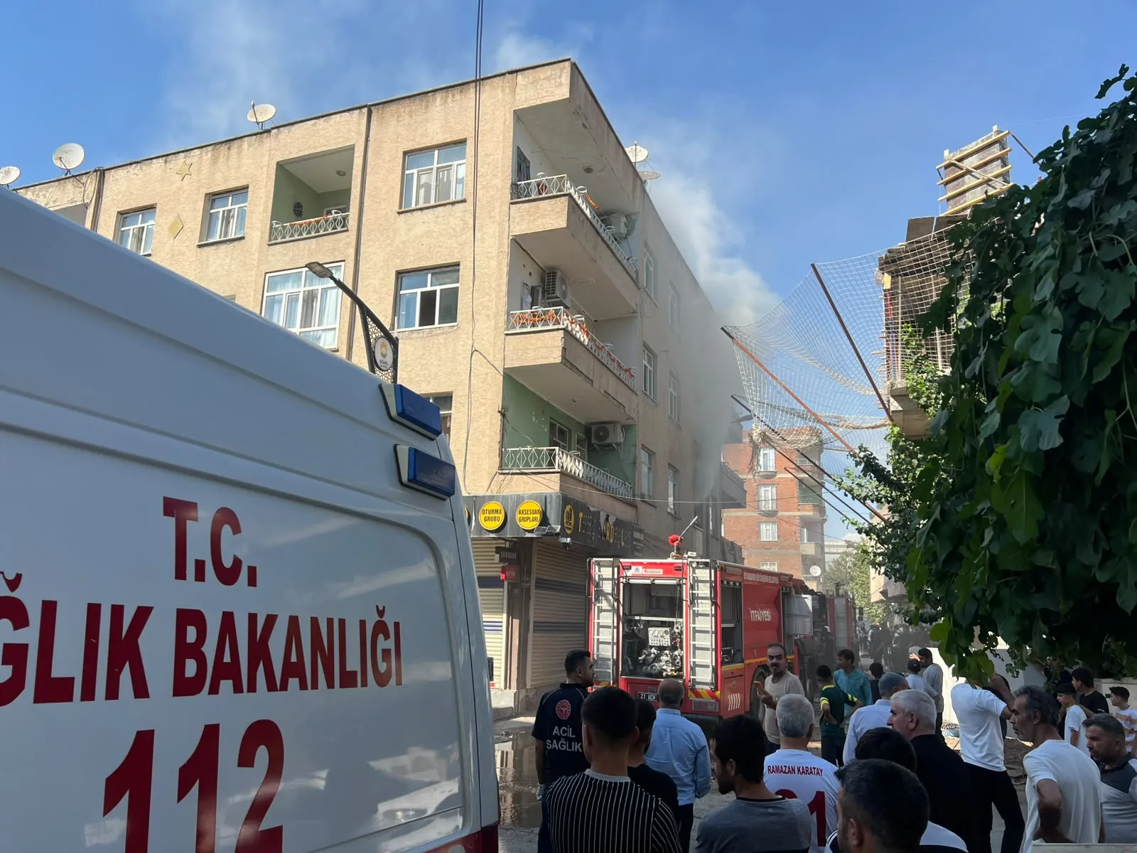 Bismil'de alevlerin arasında kalan kadına konteynerli kurtarma operasyonu
