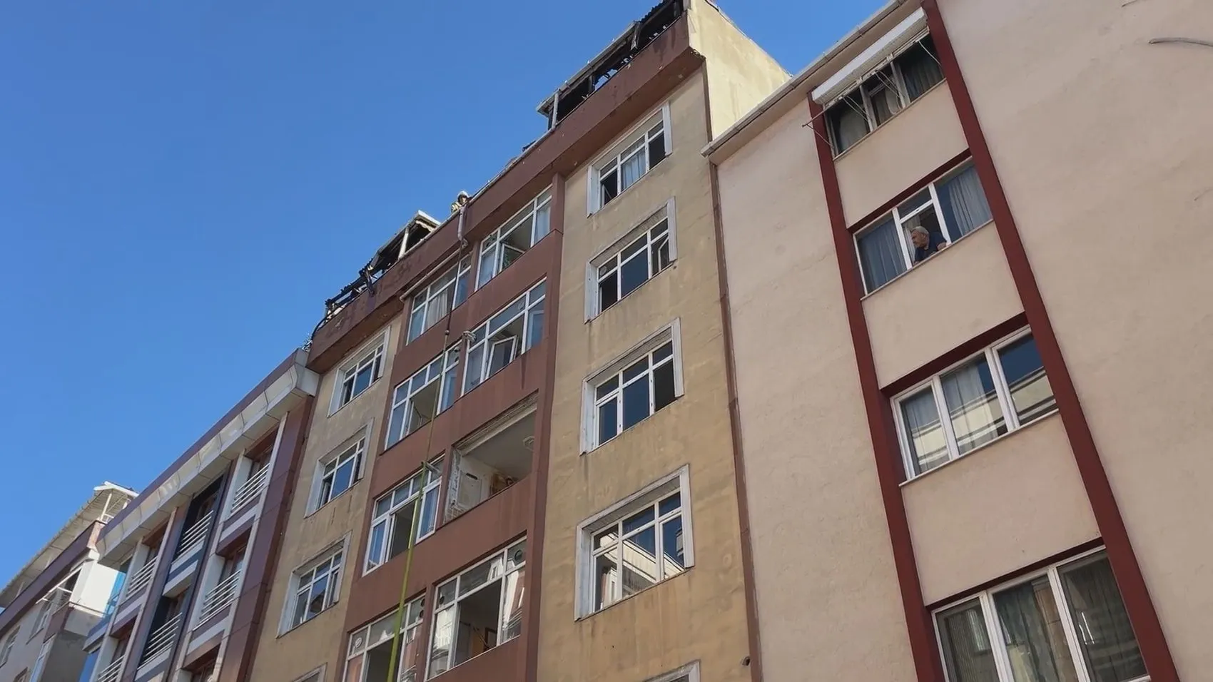 Kentsel dönüşüm bekleyen binada korkutan alevler: Çatı küle döndü