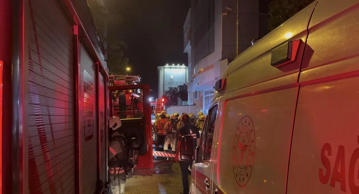 Kavacık'ta gece yarısı paniği: 7 katlı plazayı alevler sardı