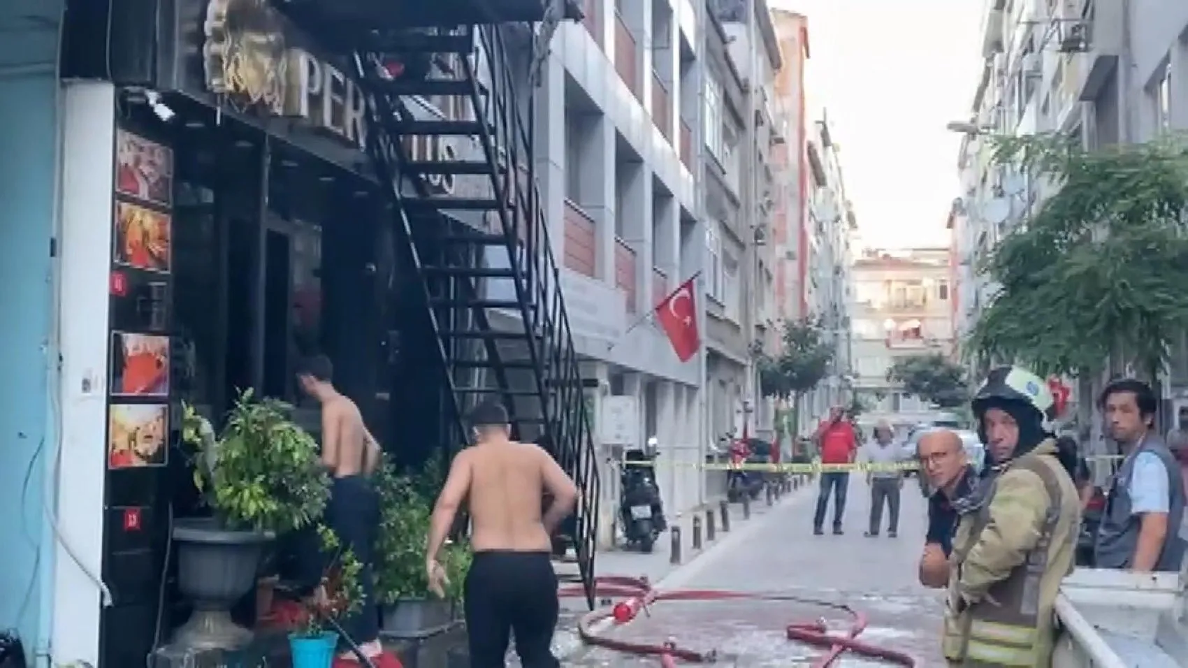 Bakırköy'de otel paniği: Alevler yükselirken tahliye operasyonu başlatıldı
