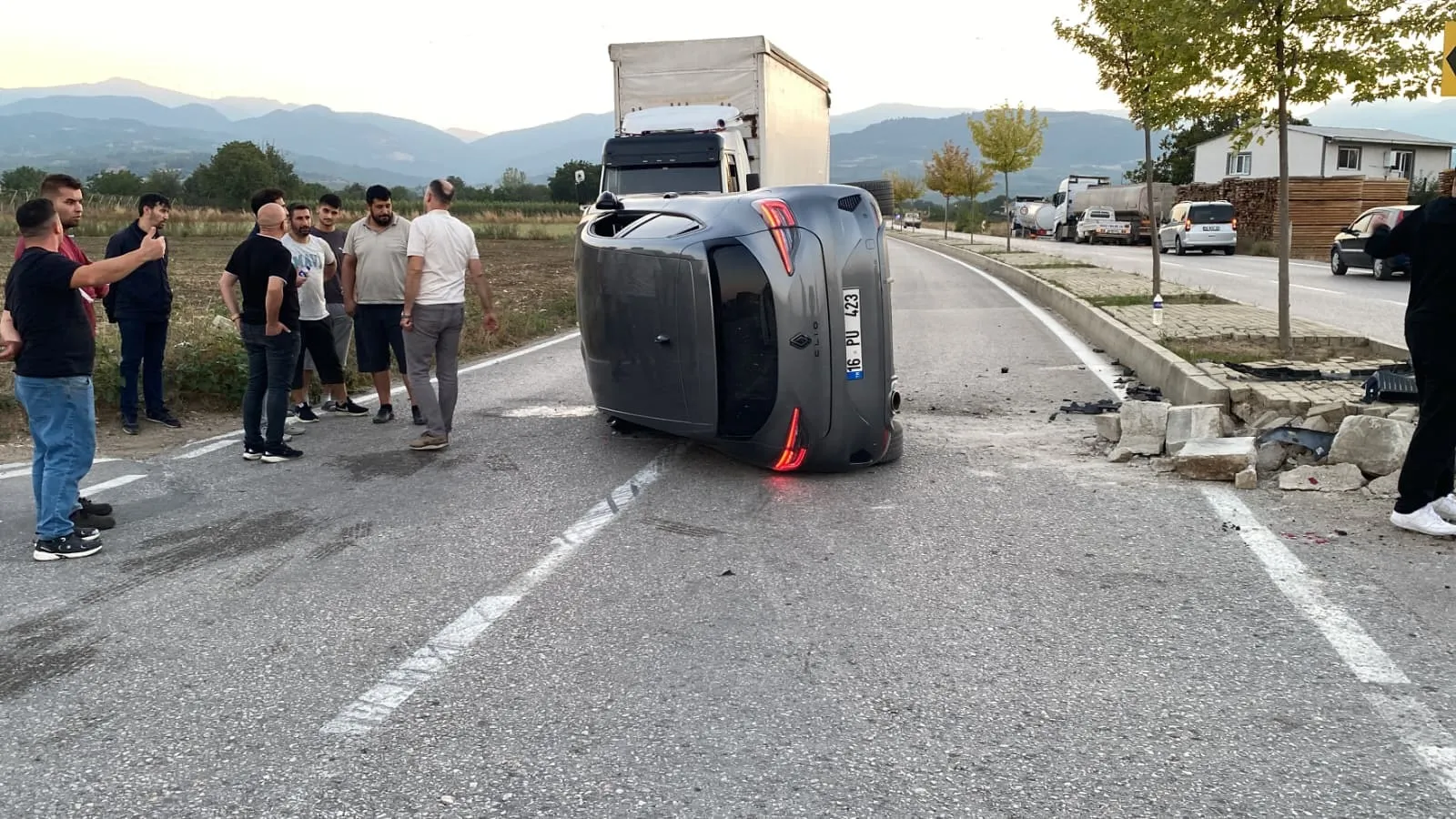 İnegöl'de saniyelerle yarışan sürücünün kaza anı kamerada