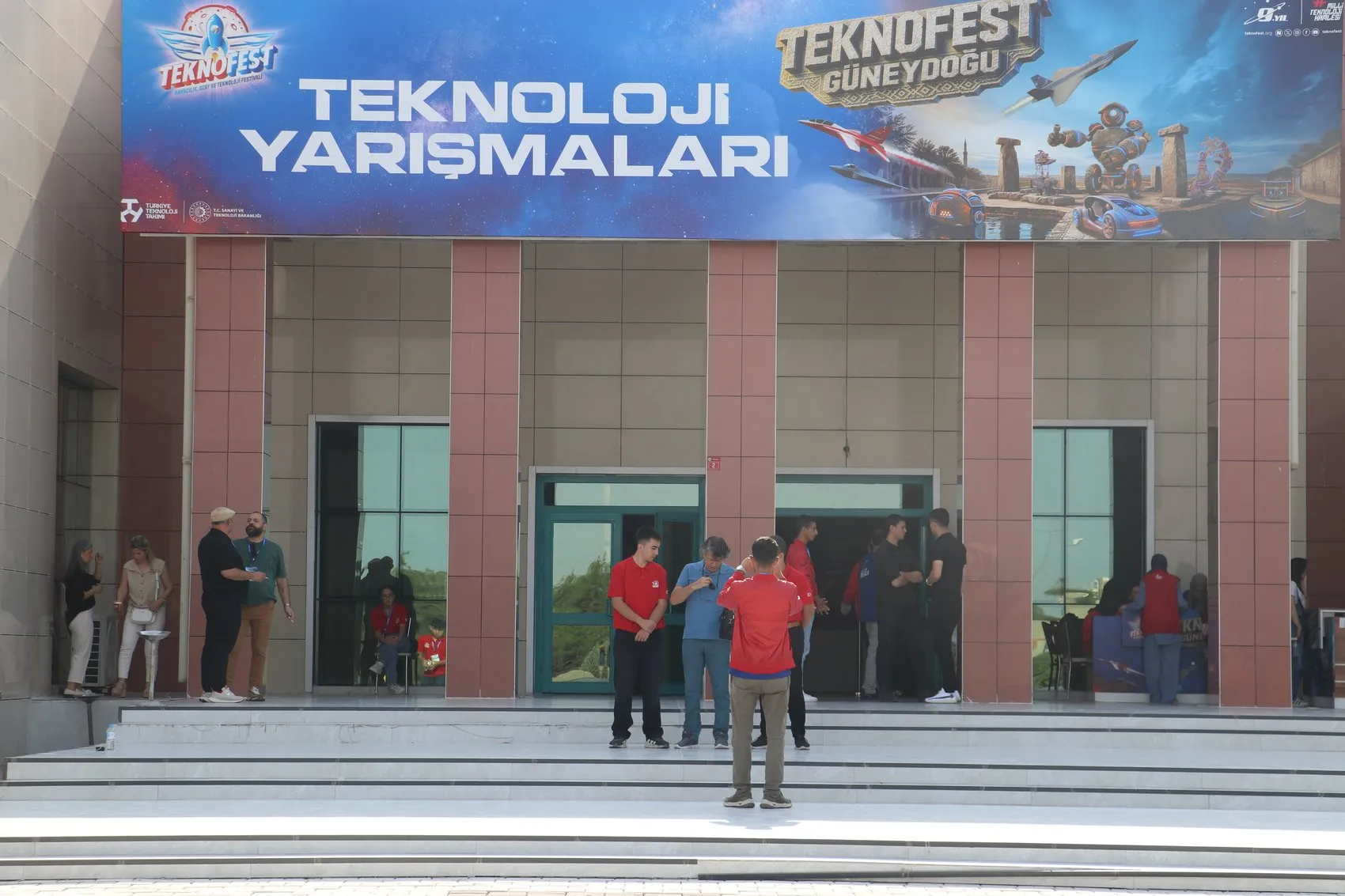Diyarbakır'da Geleceğin Mühendisleri Sahne Aldı: TEKNOFEST Rüzgarı Mezopotamya'dan Esti