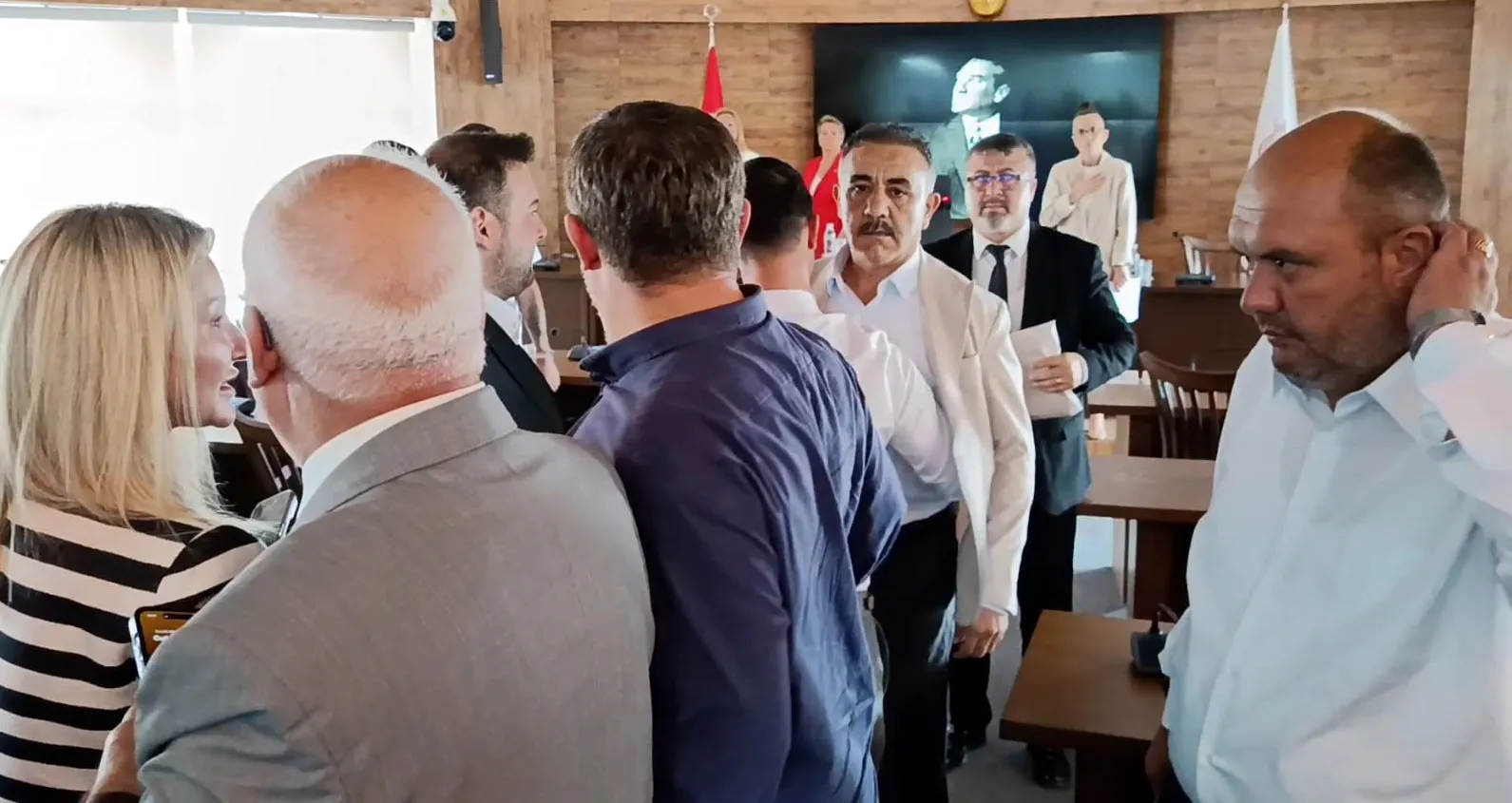 Edirne Belediye Meclisi'nde tansiyon yükseldi: Sözlü tartışma fiziksel kavgaya dönüştü