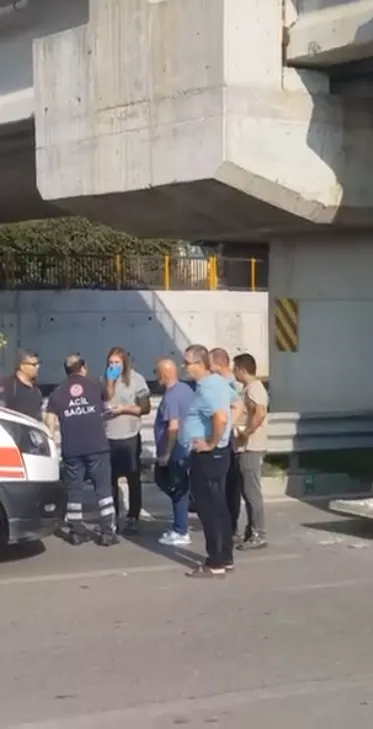 Adana'da şaşkına çeviren kaza: Seyir halindeki kamyon köprüye saplandı