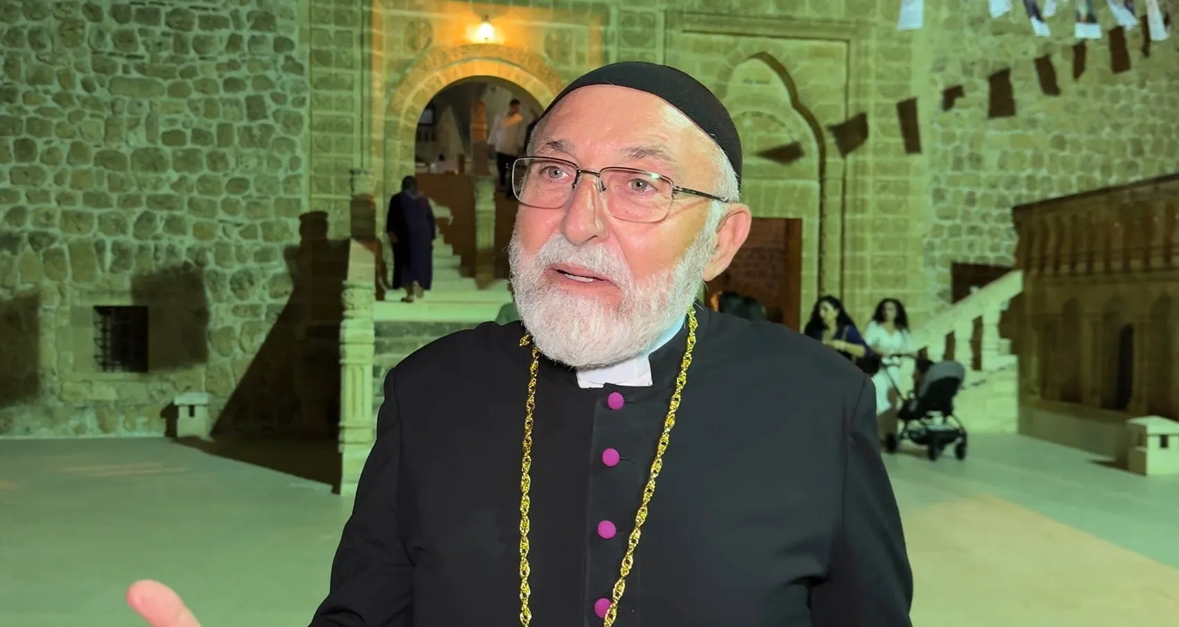 Cübbesinin altında şanlı bir madalya taşıyor: Kıbrıs gazisi Süryani papazın vatan nöbeti